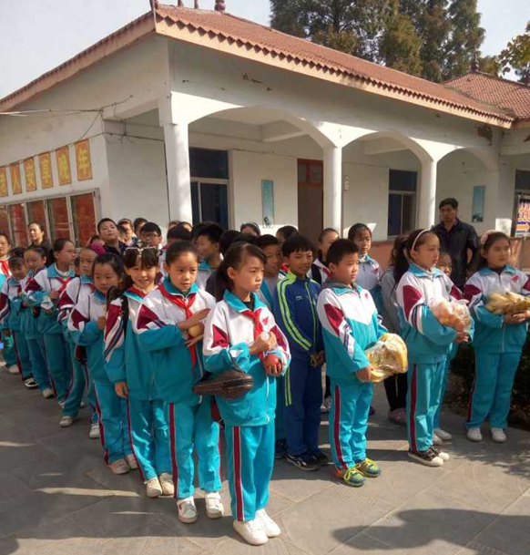 沛县敬安镇组织小学生到镇敬老院开展重阳节敬老活动