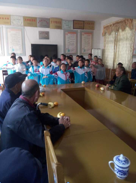 沛县敬安镇组织小学生到镇敬老院开展重阳节敬老活动